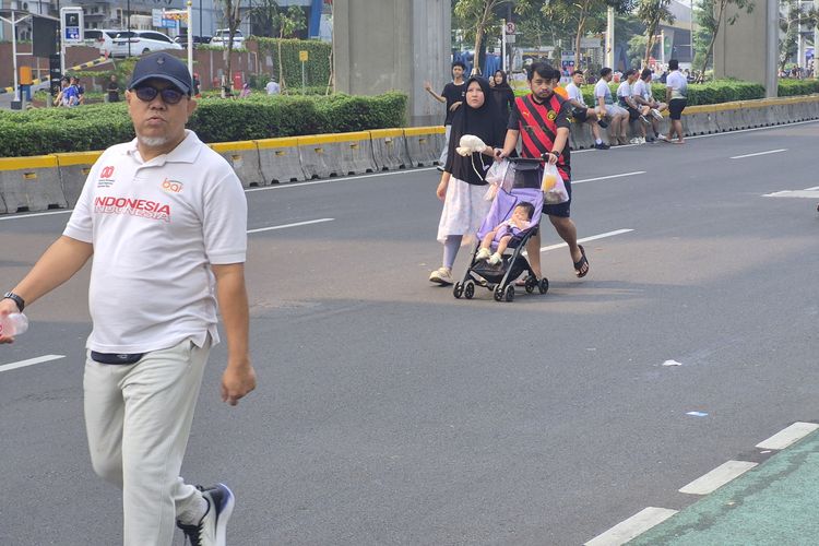 Lari Sambil Dorong Stroller, Tren Baru Orang Tua Muda Jakarta Jaga Kebugaran