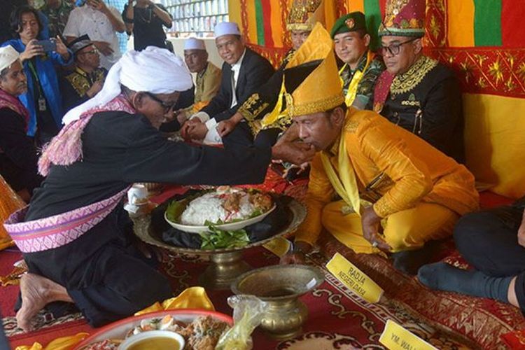 Dayang-dayang menyuap atau menyulang raja dalam prosesi adat seumeuleung di Kecamatan Jaya, Kabupaten Aceh Jaya. 