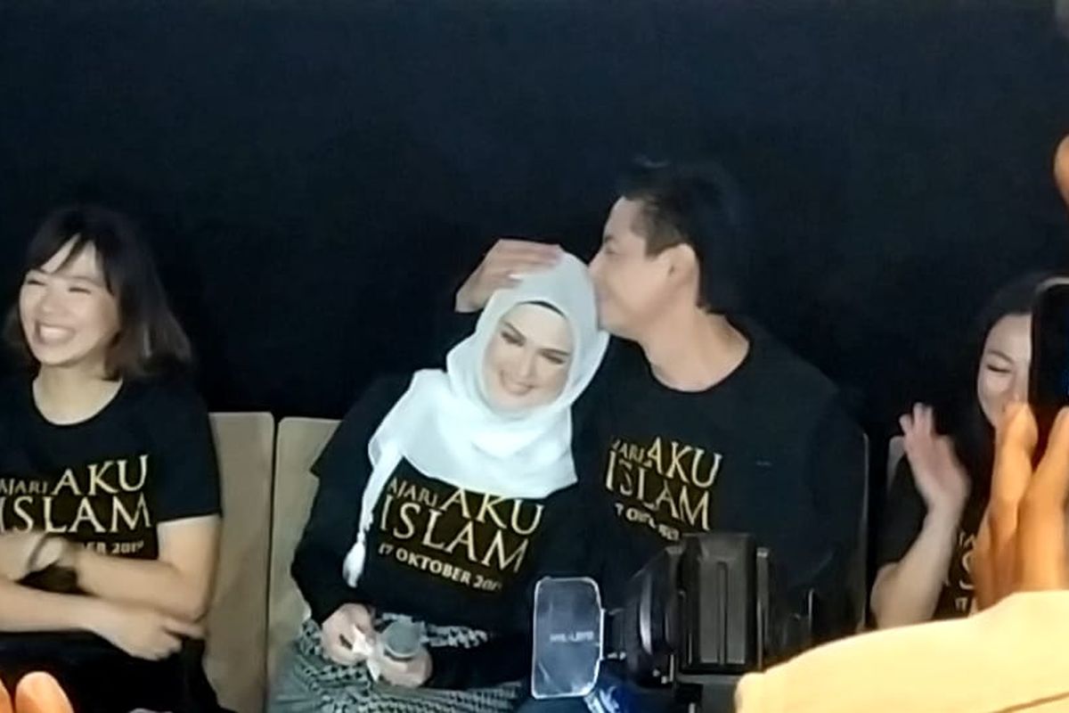 Roger Danuarta dan Cut Meyriska di Plaza Indonesia, Jakarta Pusat, Selasa (15/10/2019).