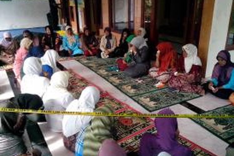 Para ibu saat menggelar doa bersama untuk para korban longsor di Dusun Kopen, Desa Ngrimbi, Kecamatan Bareng, Jombang, Jawa Timur, Rabu (29/1/2014). 