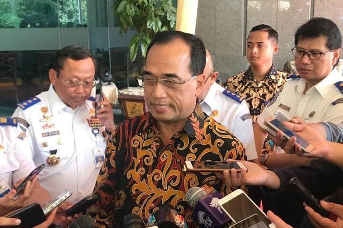  Menteri Perhubungan (Menhub) Budi Karya Sumadi di lingkungan Kementerian Perhubungan, Jakarta Pusat, Senin (10/6/2019).