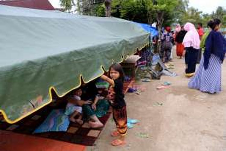 Warga yang terdampak gempa berada di pengungsian di Desa Kuta Pangwa, Kecamatan Trienggadeng, Pidie Jaya, Aceh, Jumat (9/12/2016). Desa Kuta Pangwa adalah titik desa terparah dan menyebabkan puluhan rumah warga hancur dan memakan 15 orang dari 9 kepala keluarga.

