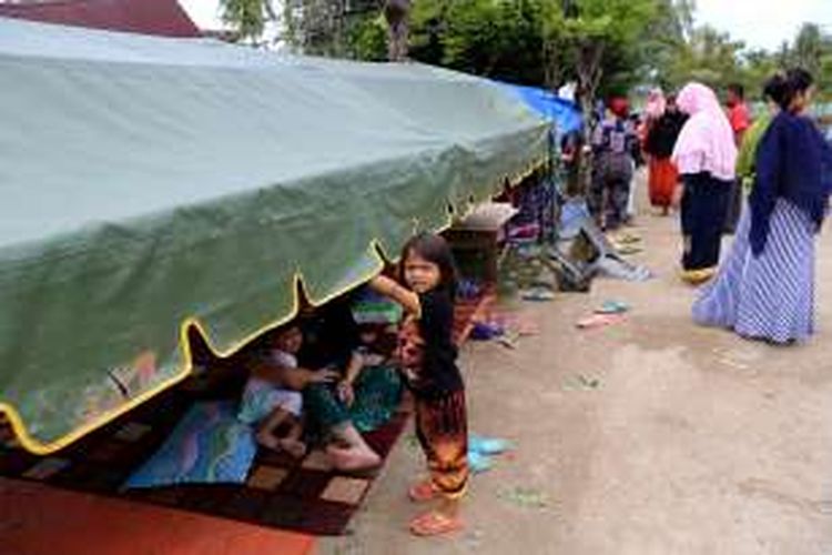 Situasi rumah yang runtuh akibat gempa di Desa Kuta Pangwa, Kecamatan Trienggadeng, Pidie Jaya, Aceh, Jumat (9/12/2016). Desa Kuta Pangwa adalah titik desa terparah dan menyebabkan puluhan rumah warga hancur dan memakan 15 orang dari 9 kepala keluarga.

