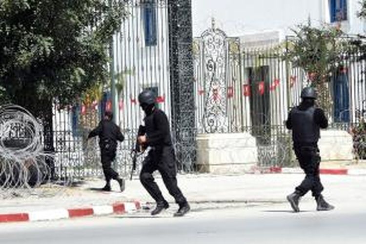 Aparat keamanan Tunisia tengah mengamankan area di dekat Museum Bardo, Tunis yang diserang orang-orang bersenjata. Polisi akhirnya sukses menewaskan dua orang penyerang namun 19 orang tewas dalam insiden itu.