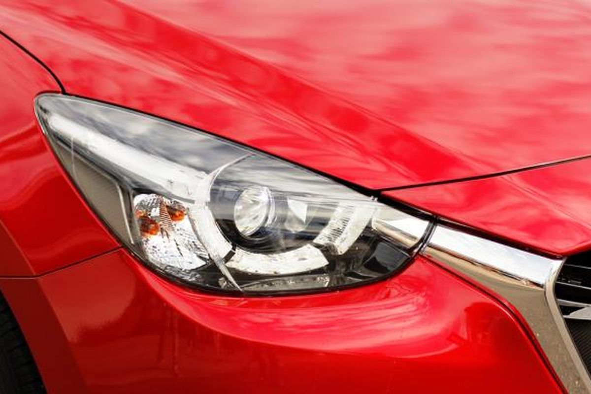 Lampu depan Mazda2 yang didesain seperti mata cheetah, dengan empat LED di sekeliling lampu utama.