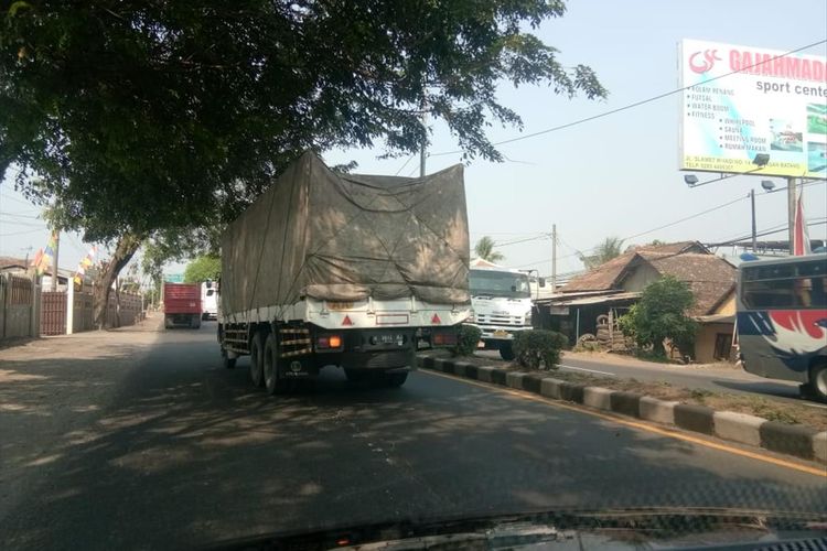 Kepadatan kendaraan berat yang melintas di jalur Pantura Batang, Jawa Tengah.
