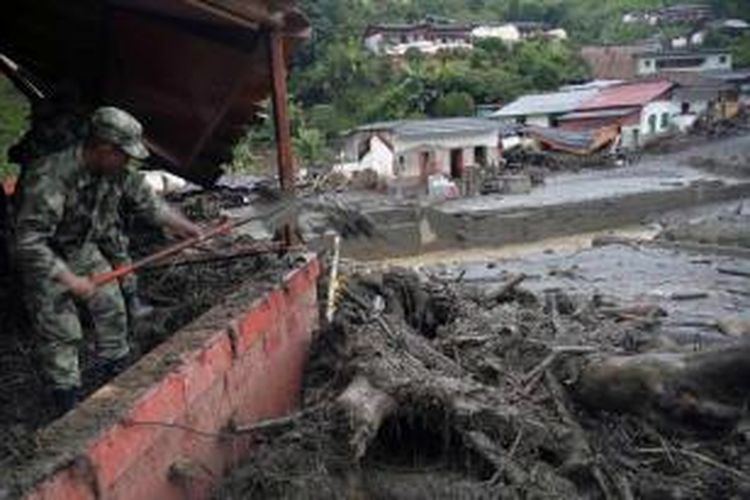 Ilustrasi: Tentara mencari korban tanah longsor yang melanda Kota Salgar, Kolombia, Selasa (19/5/2015). 