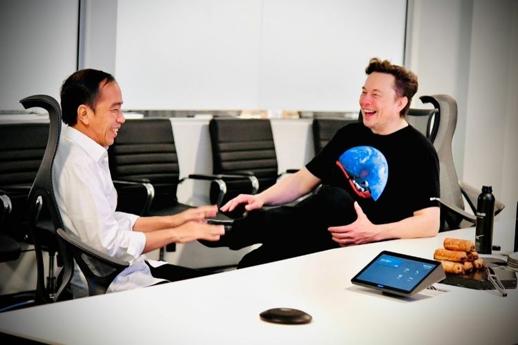 Presiden Joko Widodo saat  berdiskusi dengan Elon Musk di Gedung Stargate Space X,   Boca Chica, Amerika Serikat, Sabtu (14/5/2022).