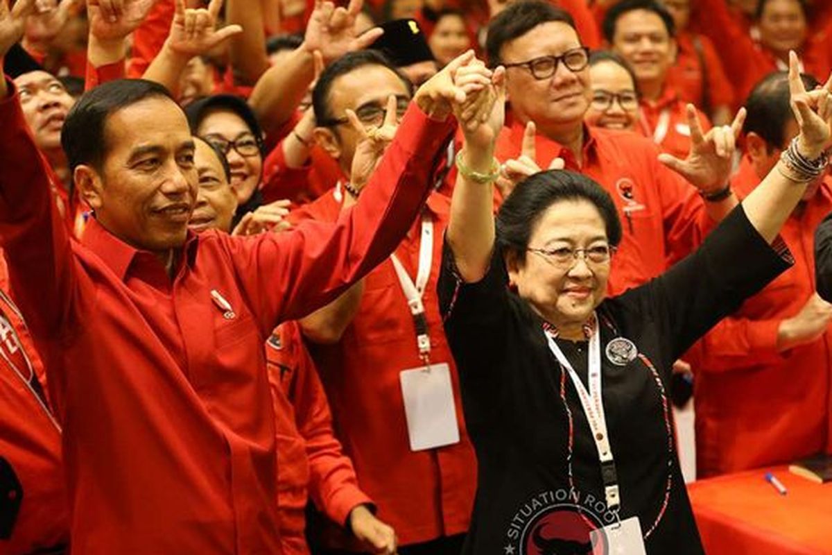Presiden Joko Widodo, Ketua Umum PDI-P Megawati Soekarnoputri, dan Panitia Pengarah Rakernas PDI-P Prananda Prabowo (kiri ke kanan) bersama para kader PDI-P lainnya mengacungkan simbol metal dengan ketiga jarinya seusai pembukaan Rakernas III PDI-P di Sanur, Bali, Jumat (23/2/2018). Dalam rakernas tersebut telah diputuskan untuk mencalonkan kembali Joko Widodo sebagai calon presiden 2019-2024.