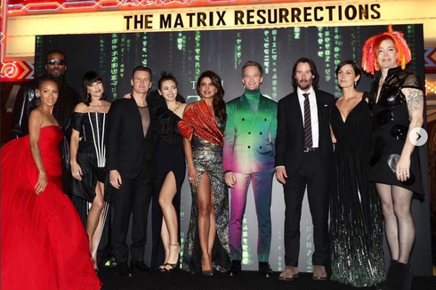 Premier The Matrix Resurrections, Carrie-Anne Moss Pakai Gaun Digital Rain