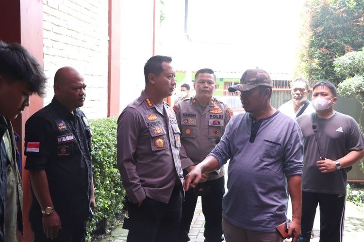 Jajaran Polresta Bandung mendatangi Sekolah Alam Gaharu yang diduga mengalami penggembokan paksa akibat sengketa lahan yang terjadi di dalamnya. Kapolresta Bandung Kombes Pol Kusworo menjamin tidak ada lagi penggembokan secara paksa sebelum adanya putusan sidang dari kedua belah pihak yang bersengketa.