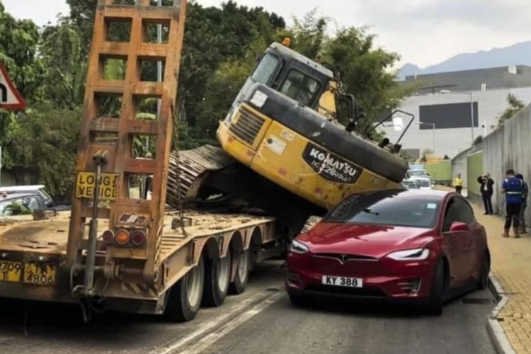 Kondisi mobil yang tertimpa buldoser di sebuah ruas jalan di Hong Kong, Senin (31/1/2019).