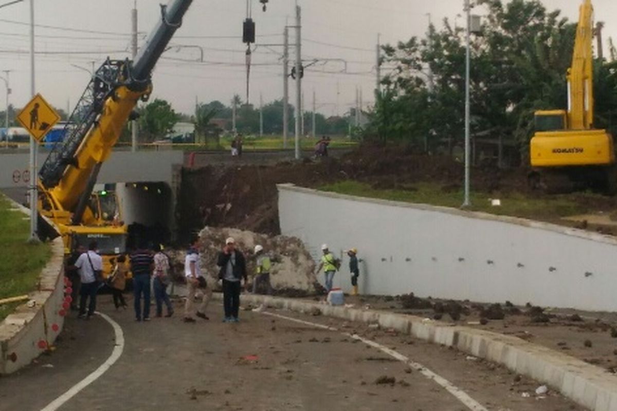 Proses pembersihan reruntuhan tembok di Jalan Perimeter Selatan Bandara Soekarno-Hatta masih terus dilakukan, Rabu (7/2/2018). Satu unit mobil yang tertimbun tanah di lokasi itu sudah bisa dipindahkan pada Selasa malam.