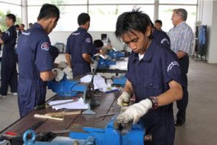 Kebutuhan tenaga kerja terampil perkebunan kelapa sawit di Indonesia saat ini semakin besar sehingga dibutuhkan lebih banyak lagi tenaga kerja terdidik. v