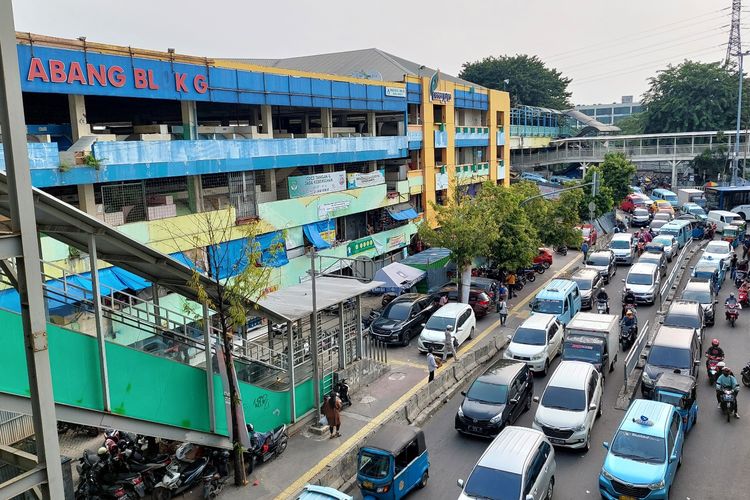 Menjelang momen Hari Raya Idul Fitri atau lebaran, mulai terlihat kepadatan lalu lintas yang terjadi di sekitar kawasan Pasar Tanah Abang, Jakarta Pusat, pada Sabtu (16/4/2022).
