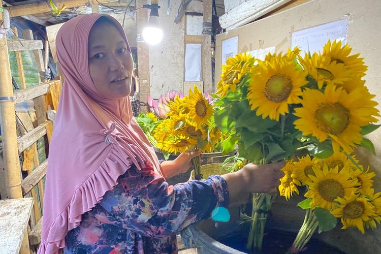 Nia Yunengsih, pedagang bunga di Pasar Bunga Rawa Belong, Jakarta Barat, Jumat (12/5/2023). 