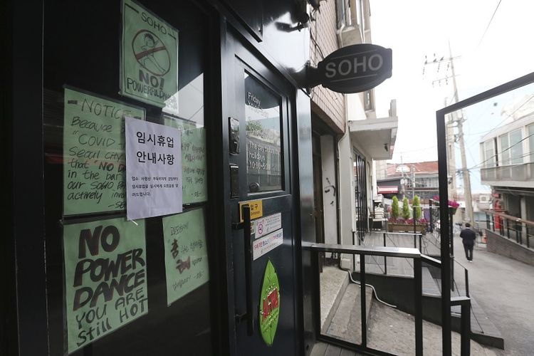 Pemberitahuan dipasang di pintu masuk klub dansa yang ditutup sementara di Seoul, Korea Selatan, Minggu, 10 Mei 2020. 