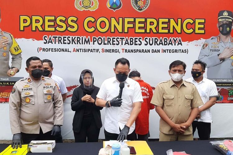 Kasatreskrim Polrestabes Surabaya AKBP Mirzal Maulana saat rilis kasus pencabulan gadis di bawah umur di Mapolrestabes Surabaya, Senin (21/3/2022).