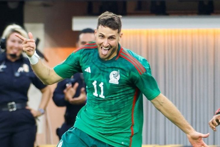 Penyerang timnas Meksiko, Santiago Gimenez, melakukan selebrasi usai menjebol gawang Panama dalam laga final Piala Emas Concacaf 2023. Laga Meksiko vs Panama tersebut digelar di SoFi Stadium, California, pada Minggu (16/7/2023) malam waktu setempat. (Photo by RINGO CHIU/AFP)