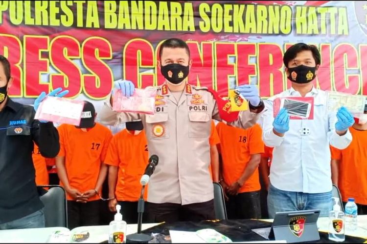 Kapolres Bandara Soekarno-Hatta Kombes Pol Adi Ferdian Saputra memegang barang bukti kasus pencurian sepeda motor di Terminal 2 Bandara Soekarno-Hatta, Kamis (15/10/2020)