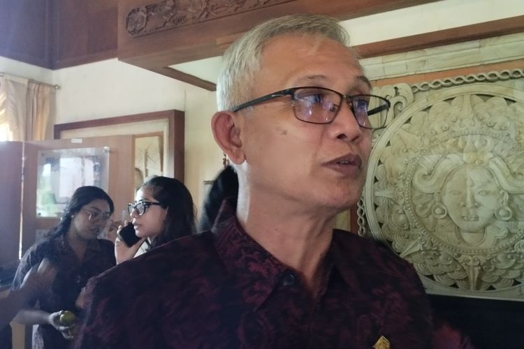 Ketua Komisi II DPRD Bali Ida Gede Komang Kresna Budi, saat menjelaskan usulan kenaikan tarif pungutan bagi wisman kepada wartawan di Gedung DPRD Provinsi Bali pada Rabu (19/6/2024). Kompas.com/ Yohanes Valdi Seriang Ginta