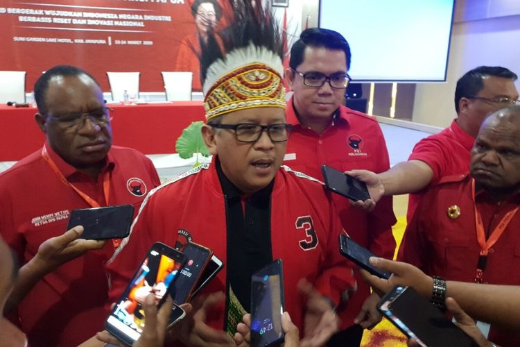 Sekjen PDI Perjuangan Hasto Kristiyanto memberikan keterangan pers usai membuka Rakerda DPD PDI Perjuangan Papua, Jayapura, Jumat (13/3/2020)