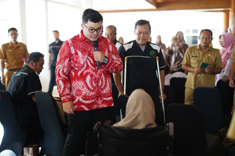 Bupati Kediri Hanindhito Himawan Pramana dalam peringatan Hari Disabilitas Internasional di Pendopo Panjalu Jayati. Kabupaten Kediri, Jawa Timur, Selasa (5/12/2023).