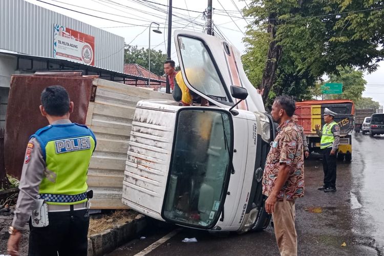 Truk terguling di Lumajang akibat rem blong Rabu (2/11/2022).