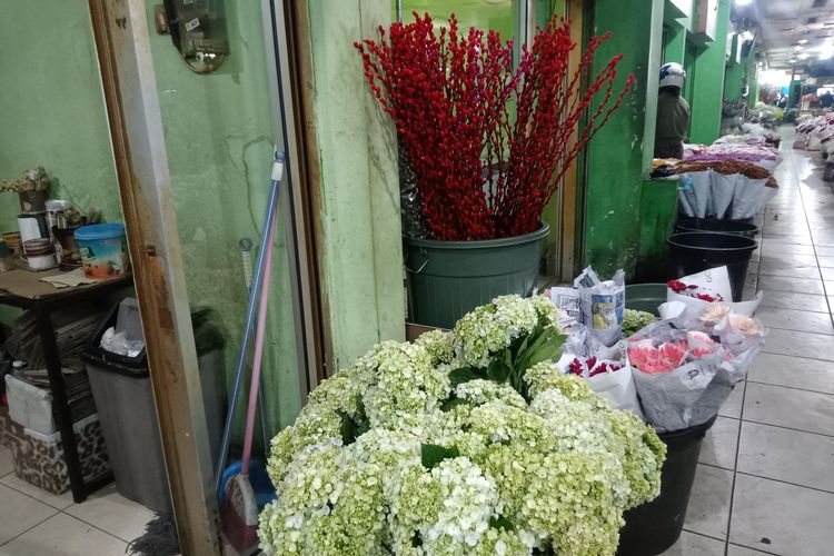 Tampilan bunga-bunga segar di salah satu kios Edy Florist di Pasar Bunga Rawa Belong, Senin (22/1/2024).