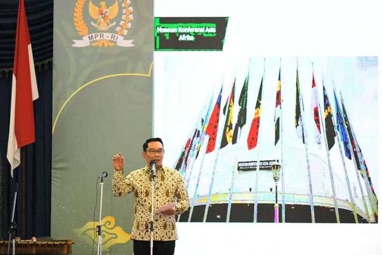 Gubernur Jawa Barat Ridwan Kamil saat memberikan sambutan pada acar jamuan makan malam dalam rangkaian Forum MPR Sedunia di Gedung Sate, Kota Bandung, Jawa Barat, Senin (24/10/2022) malam.