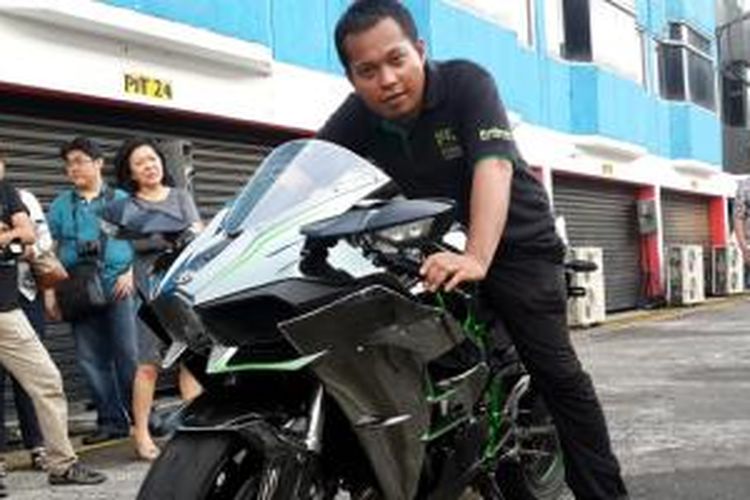 Henrikky Manulang dan Kawasaki NInja H2. Pria asal Lombok ini membeli H2 Rp 580 juta secara tunai.