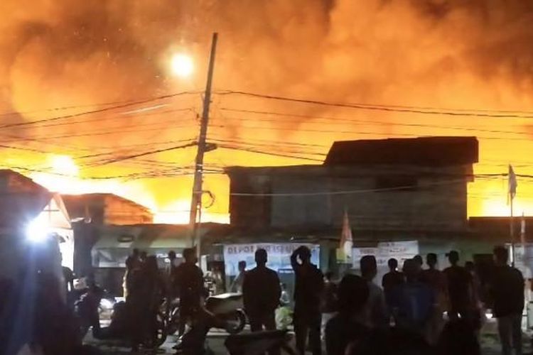 Pabrik pengolahan limbah oli di Karawang, Jabar, terbakar sejak Kamis (23/10/2025) malam hingga Jumat (23/10/2025) pagi.