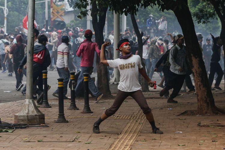 Sejumlah pelajar terlibat kerusuhan di kawasan Palmerah, Jakarta, Rabu (25/9/2019). Mereka membakar sejumlah sepeda motor di depan pos polisi Palmerah.