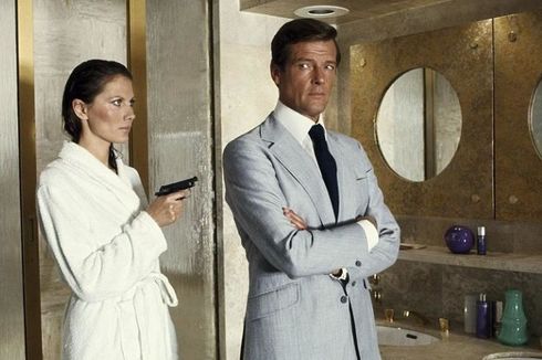 Mengenang Gaya Ikonik Roger Moore di Film James Bond