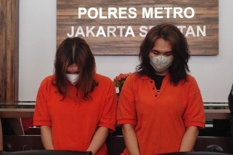 Polisi menangkap dua transgender perempuan (transpuan) berinisial L dan RH alias B terkait kematian wanita, I (22) yang jasadnya ditemukan di kamar apartemen kawasan Cipulir, Kebayoran Lama, Jakarta Selatan. Kedua tersangka dihadirkan dalam konferensi pers yang digelar di Polres Jakarta Selatan pada Rabu (22/6/2022) siang.