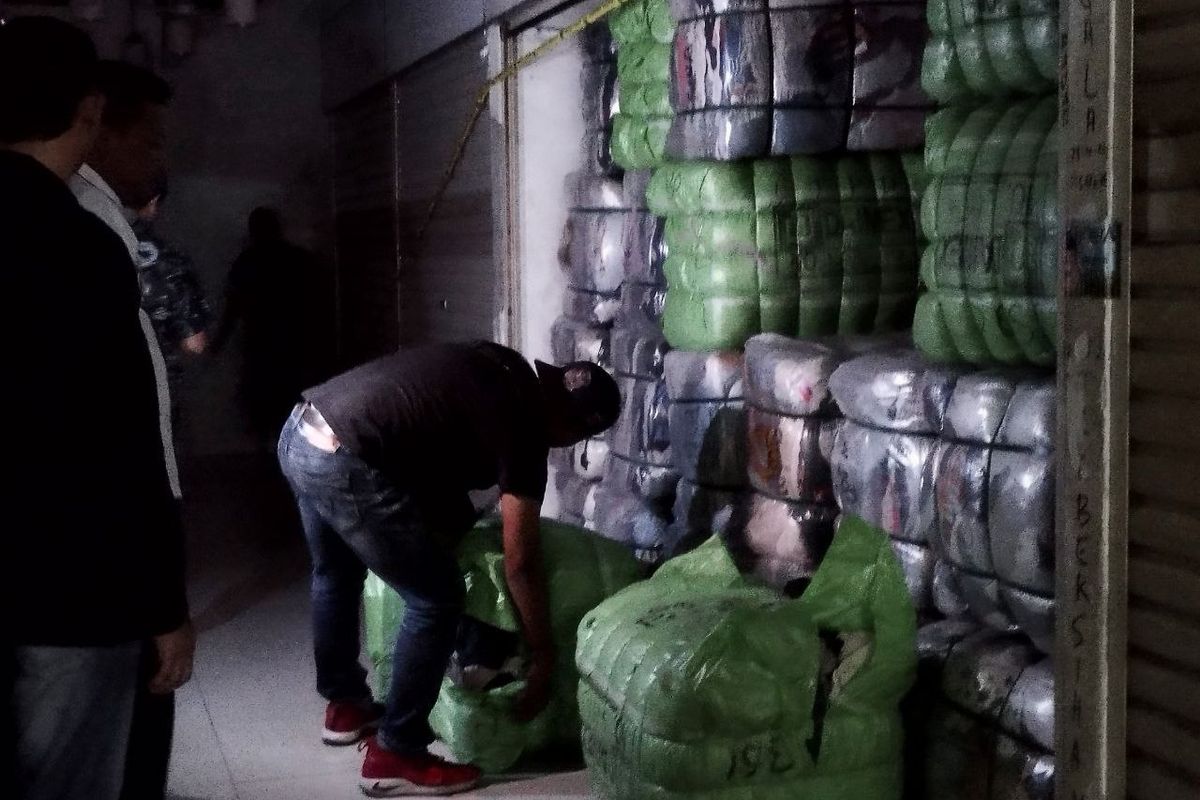 Bareskrim Polri dan Polres Metro Jakarta Pusat menggerebek gudang baju bekas impor atau 'thrift' di Pasar Senen, Jakarta Pusat, pada Senin (20/3/2023) siang hingga malam. (KOMPAS.com/XENA OLIVIA)