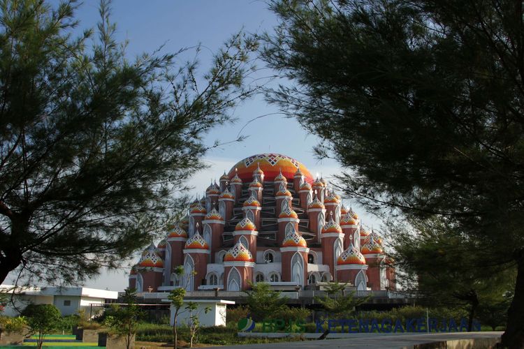 Suasana Masjid 99 Kubah di Makassar, Sulawesi Selatan, Kamis (14/4/2022). Masjid dengan jumlah kubah sebanyak 99 buah tersebut menjadi salah satu destinasi wisata religi yang dikunjungi wisatawan khususnya umat muslim saat bulan Ramadhan 1443 H.