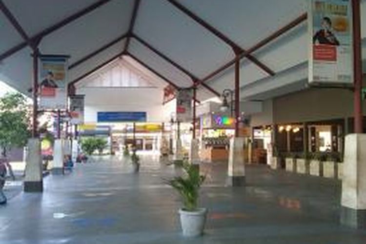 Terminal Kedatangan Domestik Bandara Ngurah Rai yang biasanya ramai, hari ini terlihat sepi karena penutupan Bandara selama 10 jam.