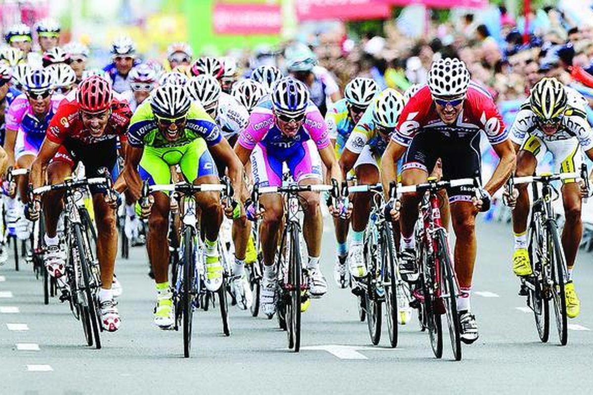 Pebalap menggenjot sepeda menjelang garis finis etape keenam Vuelta a Espana yang berakhir di Murcia, Spanyol, Kamis (2/9).