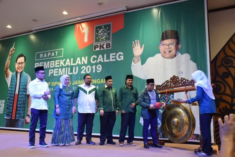 Ketum umum Partai Kebangkitan Bangsa (PKB) Muhaimin Iskandar memberi pembekalan terhadap caleg di Pemilu Legislatif 2019 di Bandungan, Kabupaten Semarang, Jumat (28/9/2018) malam. 