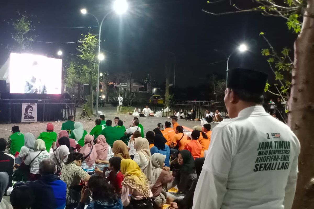 Pendukung paslon calon gubernur dan wakil gubernur Jawa Timur menyaksikan nobar debat perdana Pilkada Jatim di halaman Graha Unesa, Surabaya, Jawa Timur, Jumat (18/10/2024).