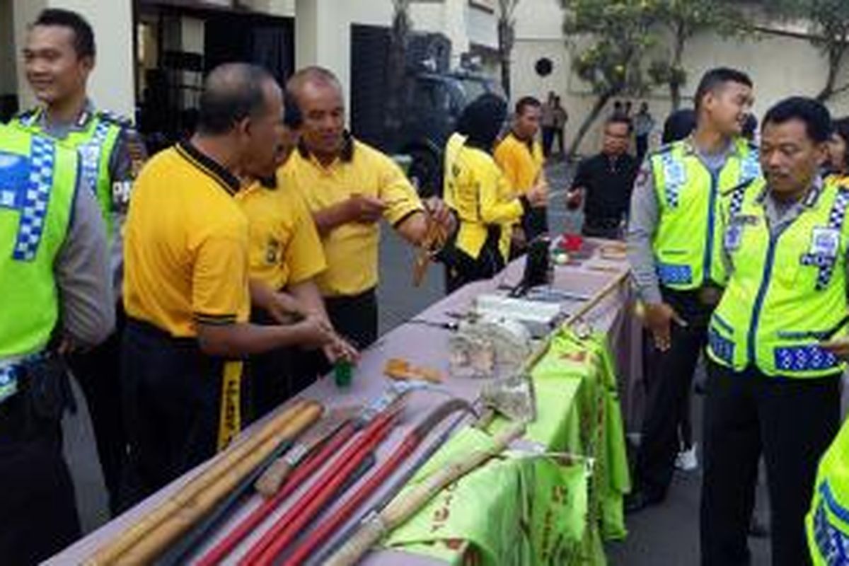 Sejumlah barang bukti yang disita polisi dari Gardu 197 FBR di Jakarta Utara dan tempat kejadian perkara di Mall of Indonesia.