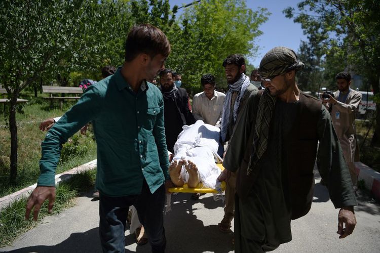 Sukarelawan mengangkat salah satu korban ledakan bom di Kabul, Afganistan, Rabu (31/5/2017), yang dibawa ke RS Wazir Akbar Khan. 