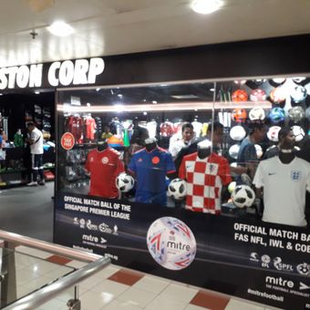 Tampak depan gerai Weston Corp di Peninsula Plaza, Singapura, Rabu (6/6/2018).