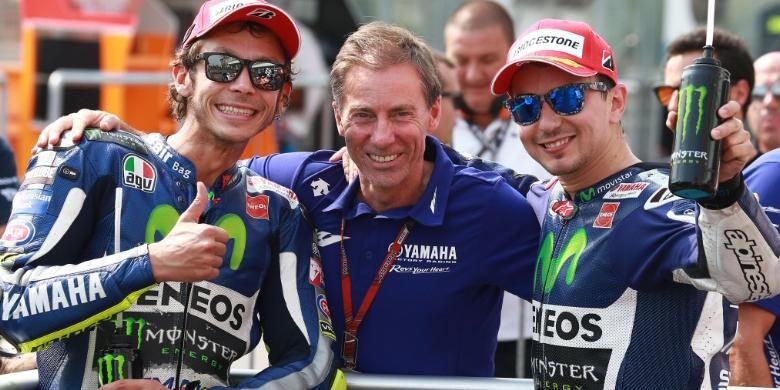 Managing Director Movistar Yamaha Lin Jarvis (tengah) bersama dengan Valentino Rossi (kiri) dan Jorge Lorenzo (kanan).