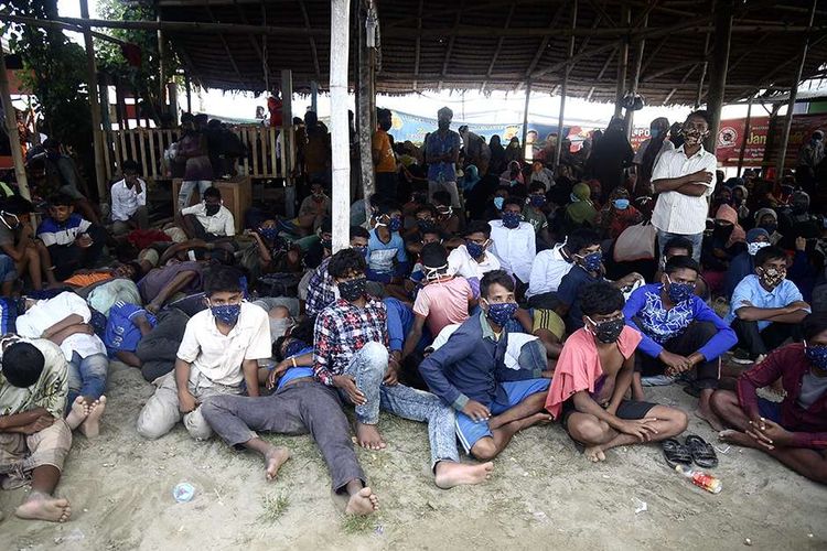 Sejumlah imigran etnis Rohingya asal Myanmar tiba di Lhokseumawe, Aceh, Senin (7/9/2020). Sebanyak 297 imigran etnis Rohingya, dengan rincian 181 perempuan, 102 orang laki-laki, dan 14 orang anak-anak, terdampar ke perairan Aceh sekita pukul 00.30 WIB pada Senin dini hari.