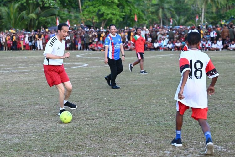 Presiden Joko Widodo dan Mendagri Tito Karnavian saat bermain bola dengan anak-anak dan pemuda Papua di Lapangan Sorido, Kabupaten Biak Numfor, Provinsi Papua pada Rabu (22/11/2023).