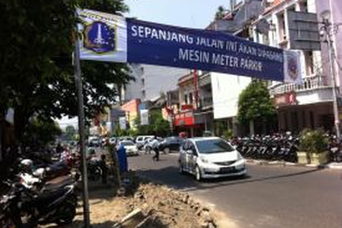 Sebagian trotoar di Jalan Sabang yang berbatasan dengan perempatan Jalan Kebon Sirih dibongkar.