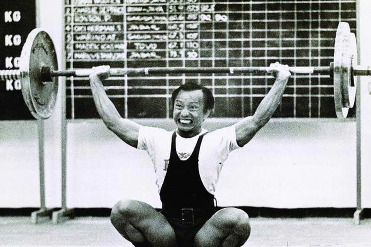 Lifter kelas terbang Charlie Depthios lolos tes untuk ikut Kejuaraan Dunia Angkat Besi di Manila, Filipina, 14 September 1974. Dia berlatih angkatan snatch  barbel seberat 52,5 kilogram pada tes akhir di Stadion Utama Gelora Bung Karno, Senayan, Jakarta.