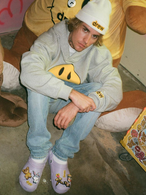 Justin Bieber merilis sepatu karet Crocs berwarna ungu